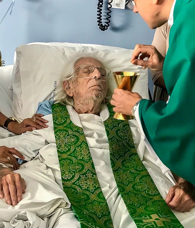 پدر کاردنال پس از انصراف از "همه محدودیت شرعی" ، در فوریه سال 2019 مراسم عشای ربانی را از روی تخت بیمارستان جشن گرفت.